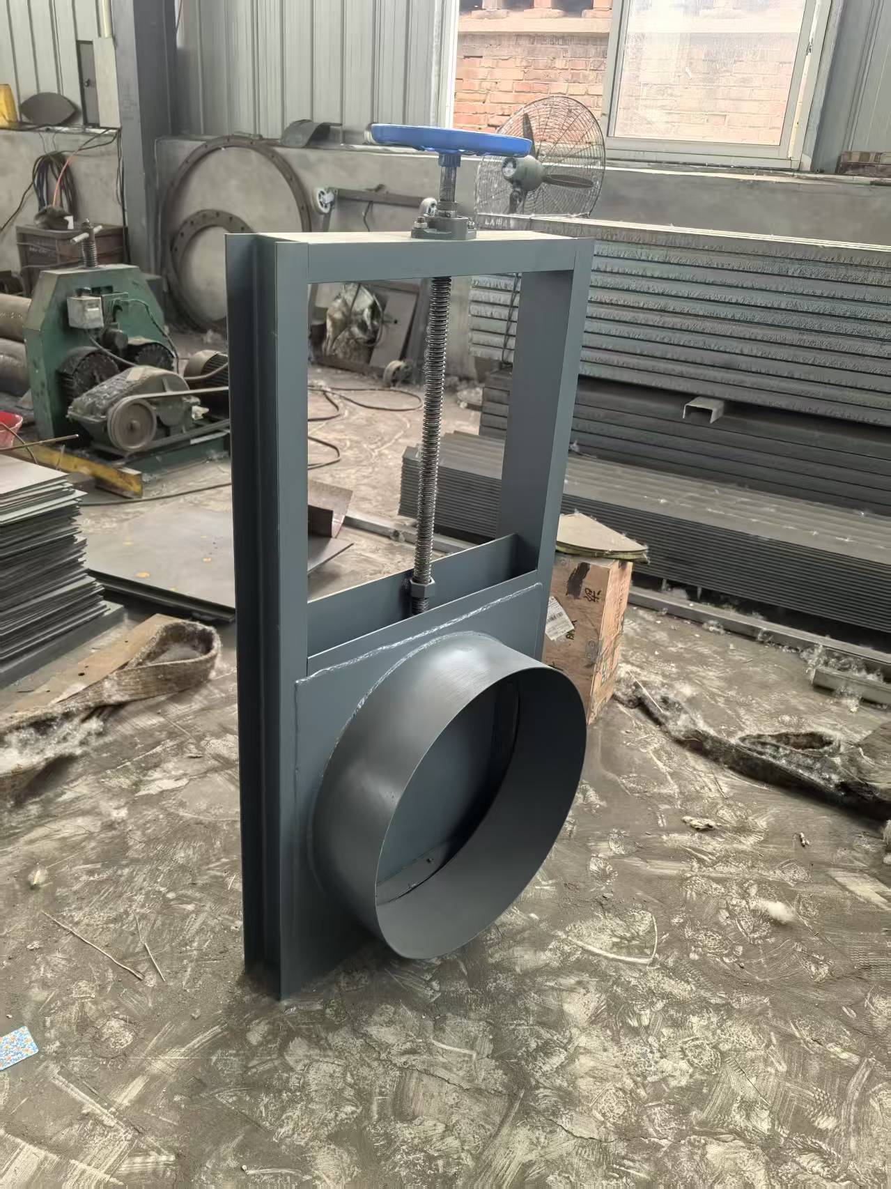 Round pipe gate with manual screw operation